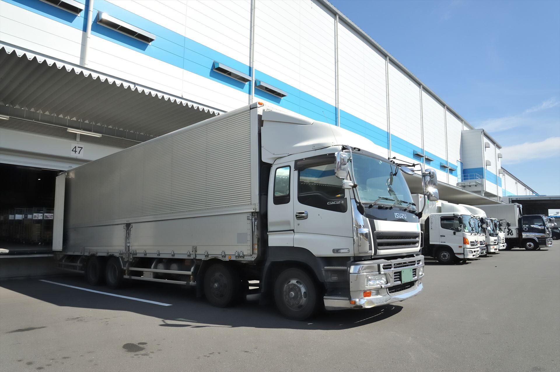 物流倉庫とトラック