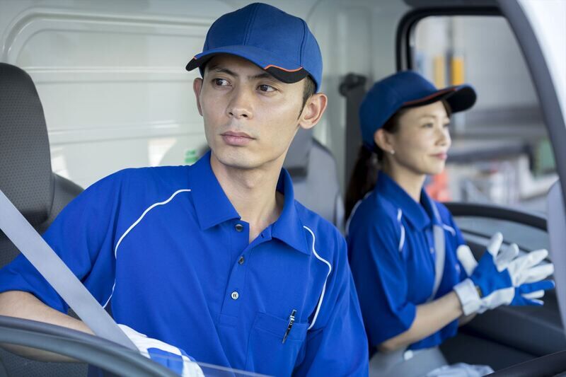 配送先に到着したスタッフ